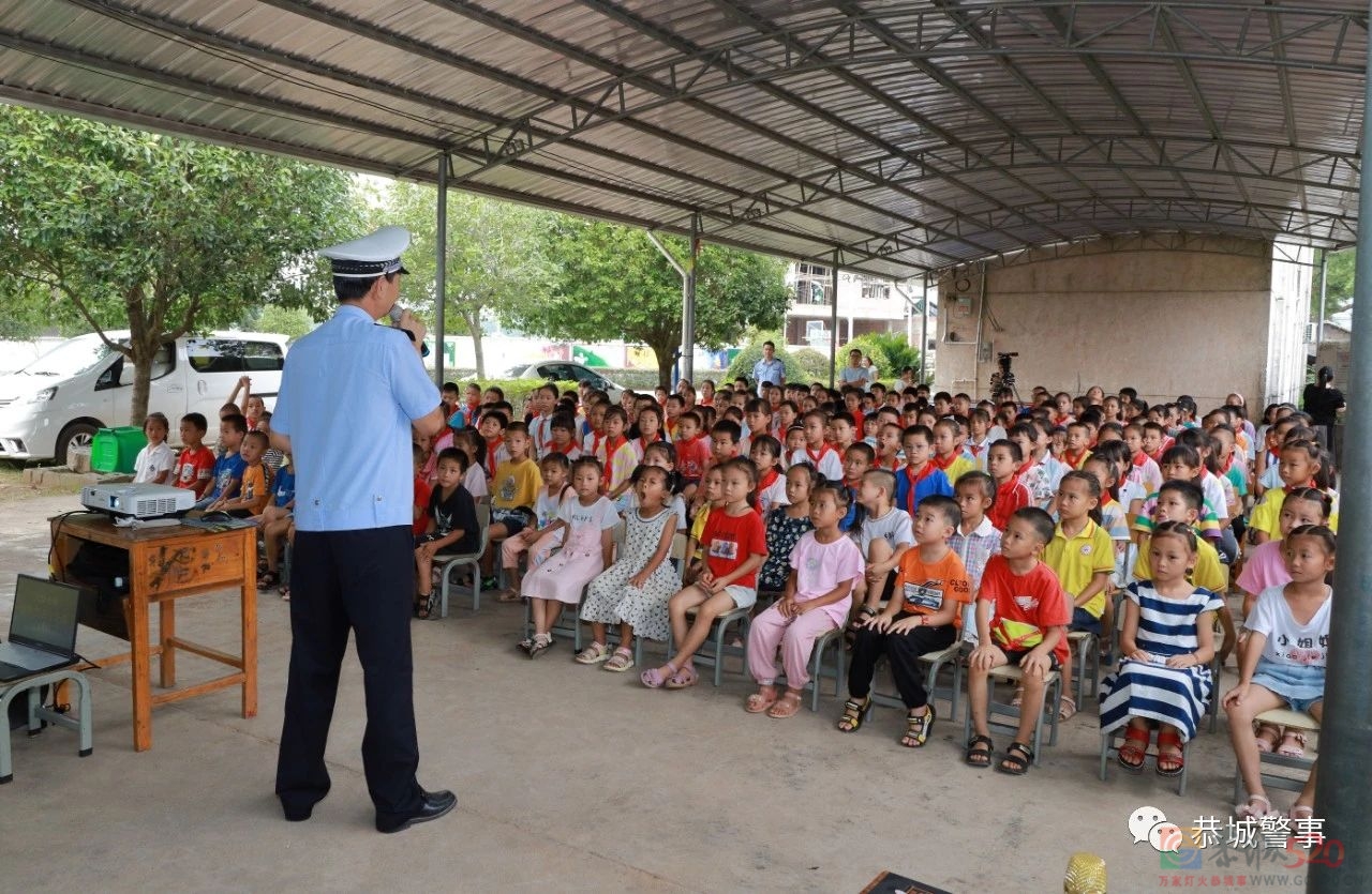 恭城交警走进校园上好“开学第一堂交通安全课”679 / 作者:论坛小编01 / 帖子ID:288528