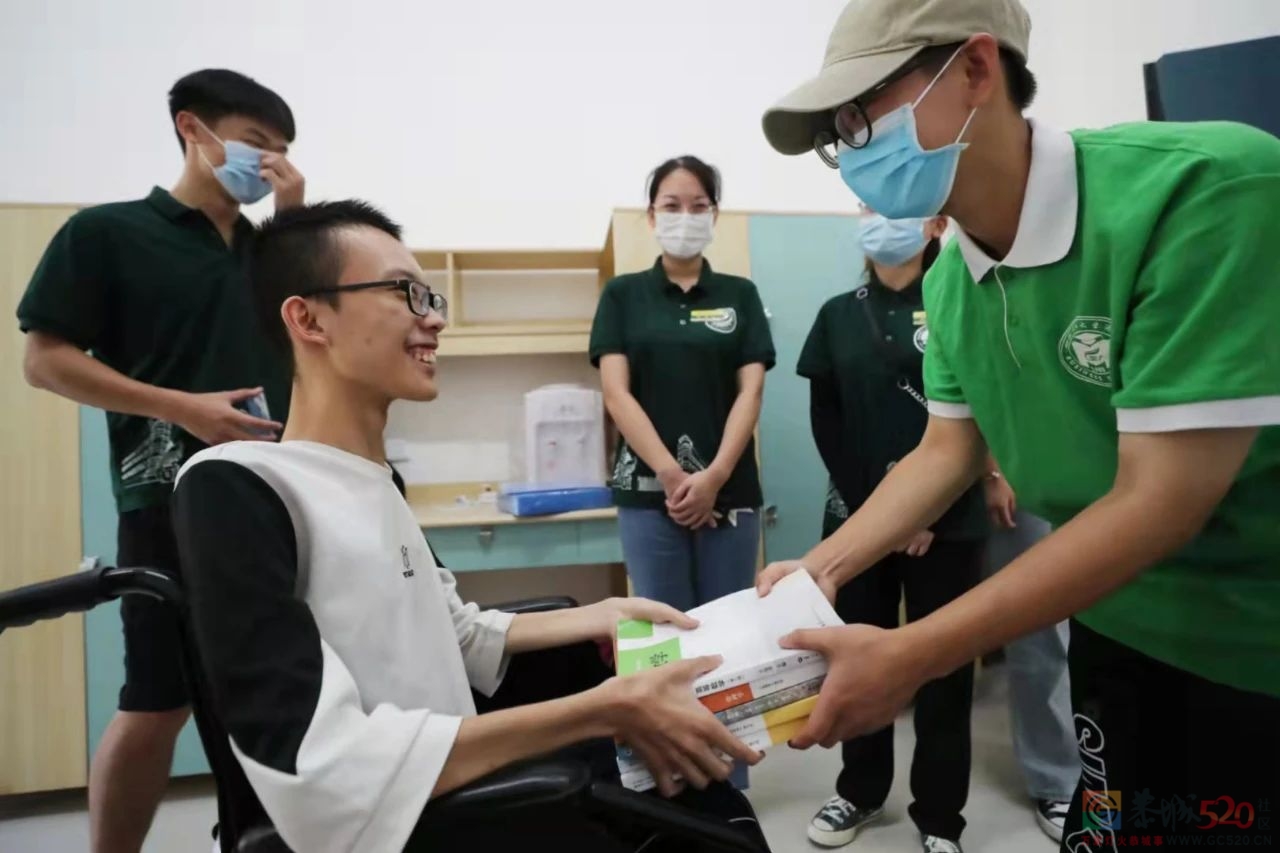 一路艰辛又一路温暖，这个轮椅上的恭城男孩上大学了929 / 作者:论坛小编02 / 帖子ID:288838