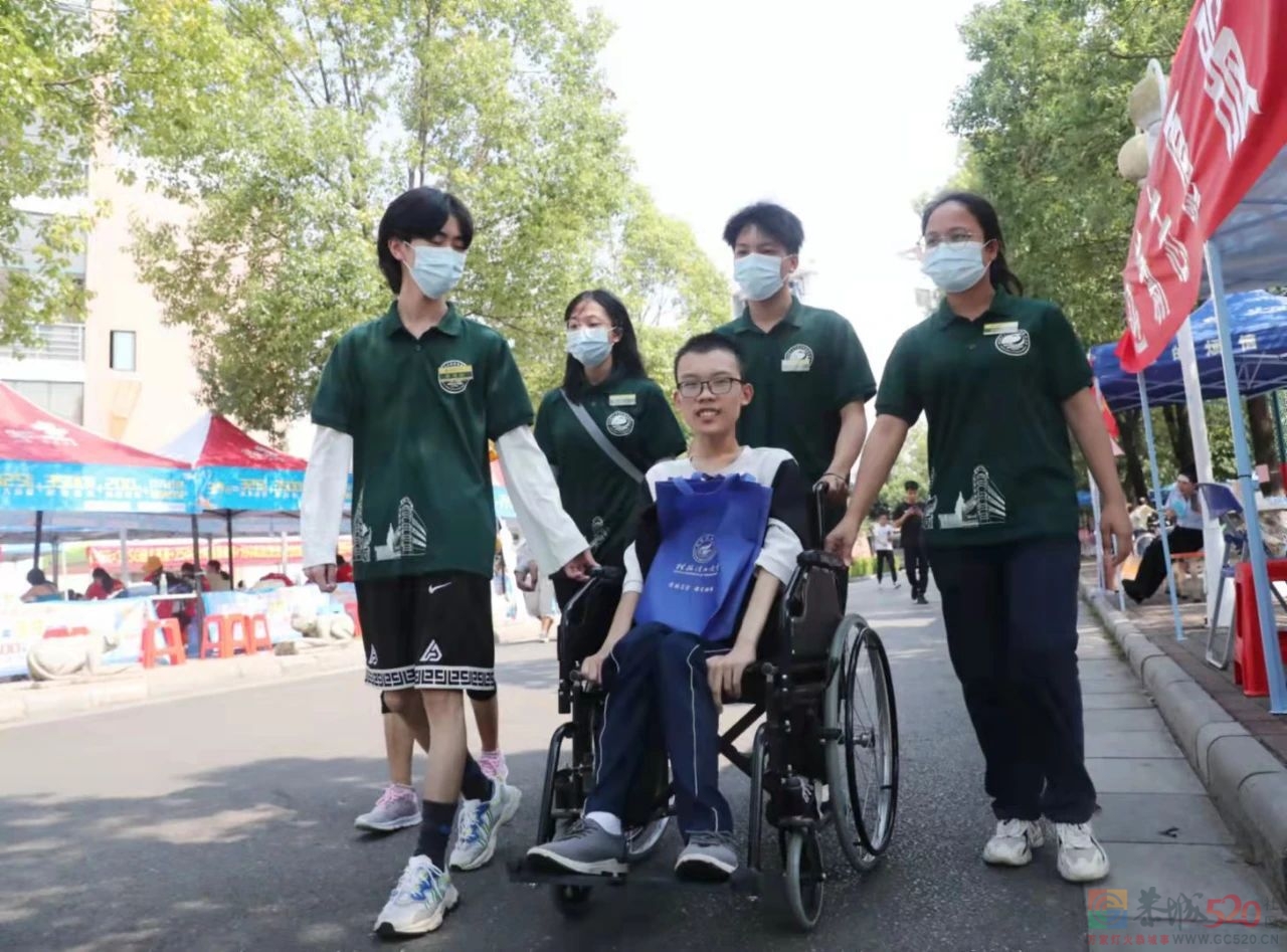 一路艰辛又一路温暖，这个轮椅上的恭城男孩上大学了449 / 作者:论坛小编02 / 帖子ID:288838