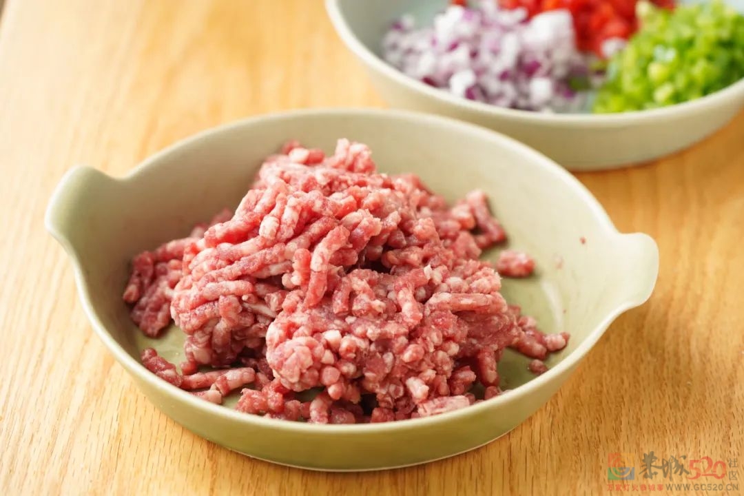 坚持一下，吃完这块土豆泥爆浆芝士牛肉饼就下班了。3 / 作者:爱生活爱美食 / 帖子ID:290022