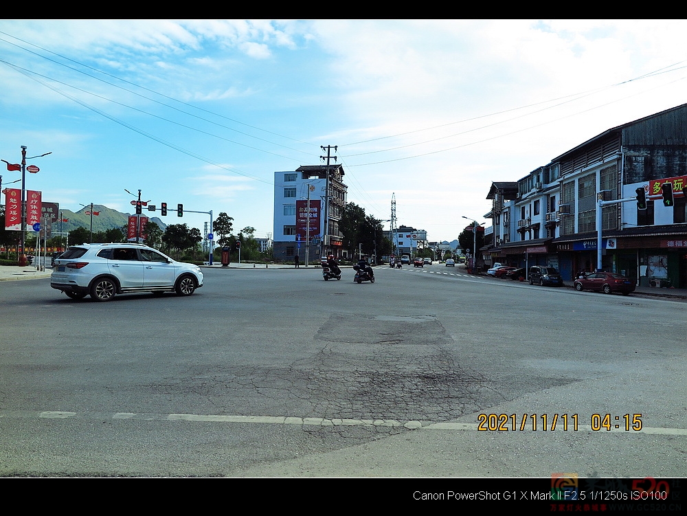 平安镇桥头村十字路口的红绿灯开始使用了。68 / 作者:平安大叔 / 帖子ID:290450