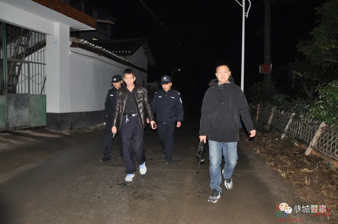 疯牛乱窜生隐患，民警击毙获民赞44 / 作者:论坛小编01 / 帖子ID:291935