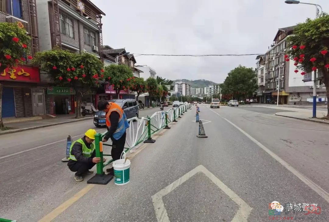 安装隔离护栏  规划停车位——恭城交警全力整治交通秩序  全力提升城市形象210 / 作者:论坛小编01 / 帖子ID:292427