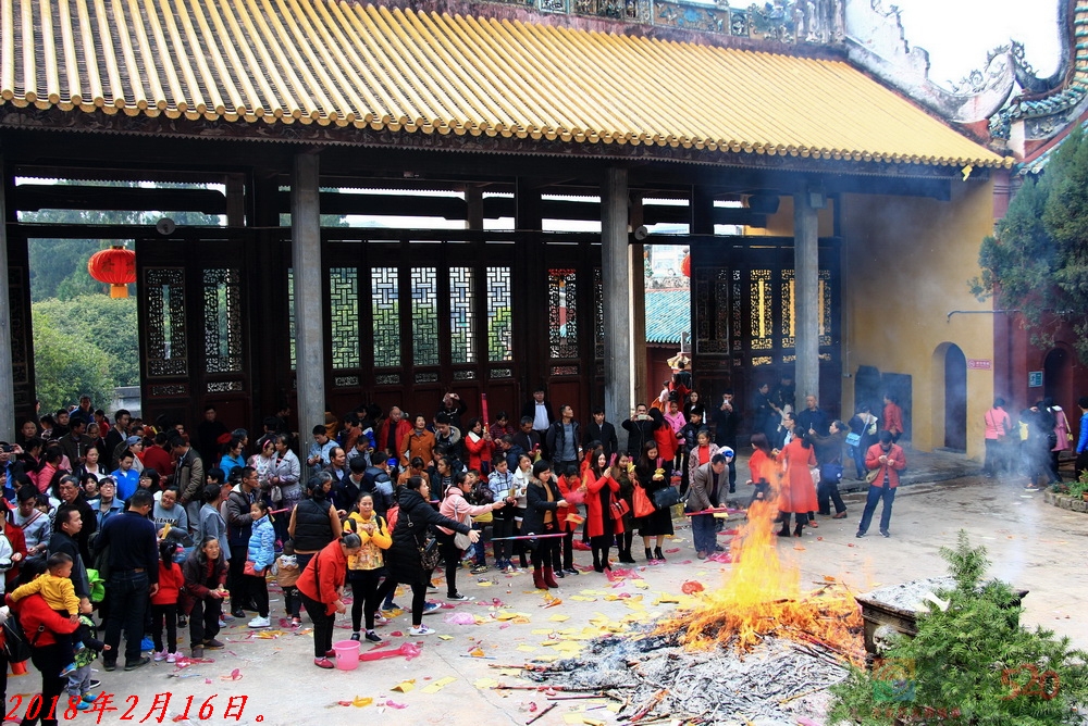 今年去文武庙的游客从十字街起排成长龙。728 / 作者:平安大叔 / 帖子ID:292709