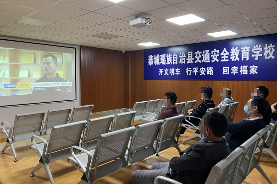恭城男子准驾车型不符还敢上路，结果…717 / 作者:论坛小编01 / 帖子ID:293683