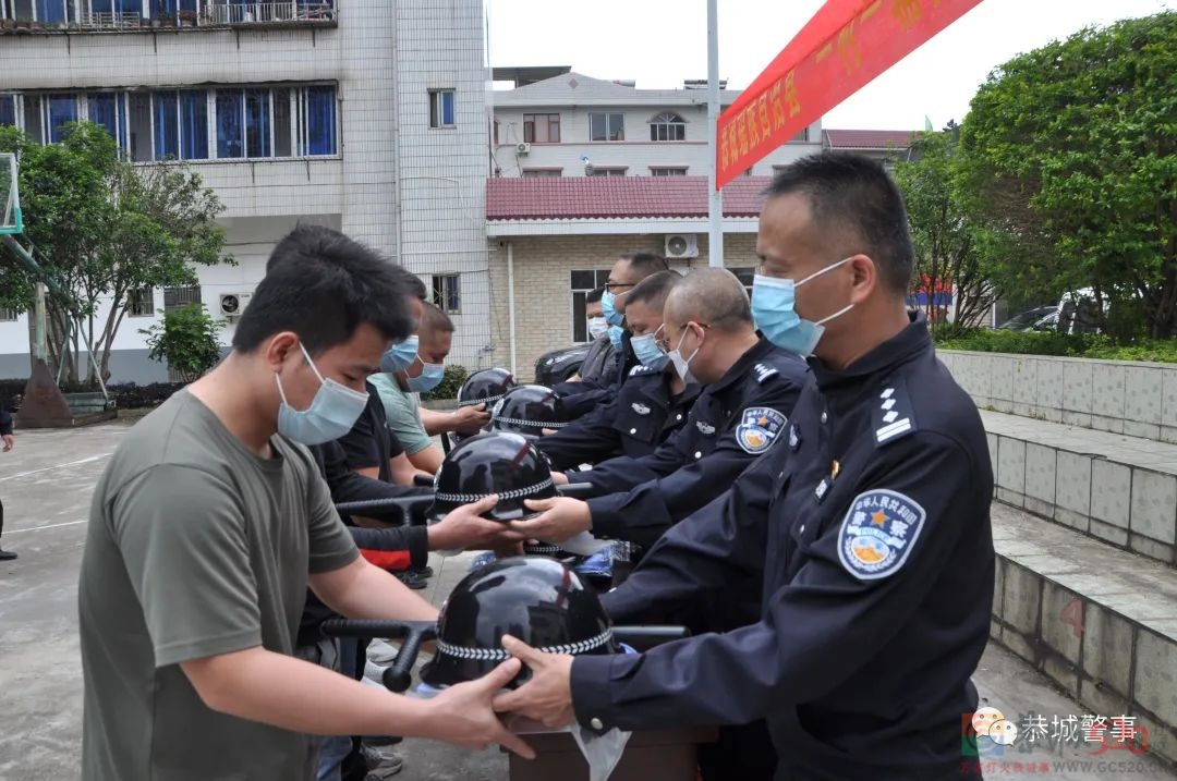 恭城公安局举行“一村一辅警”装备发放仪式462 / 作者:论坛小编01 / 帖子ID:294790
