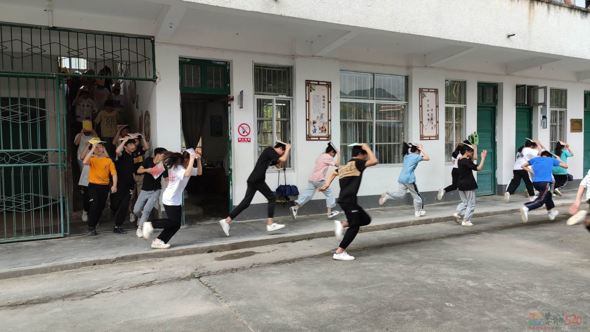 提高安全意识 共建和谐校园——东寨初级中学开展应急疏散演练87 / 作者:论坛小编01 / 帖子ID:294853