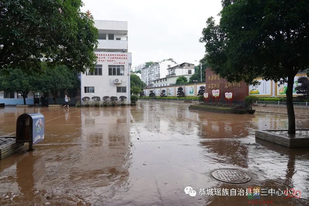 恭城瑶族自治县县城三小有序开展“6.22”洪水灾后重建342 / 作者:论坛小编01 / 帖子ID:296676
