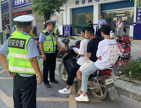 桂林交警严查电动自行车酒醉驾、超员载人…697 / 作者:论坛小编01 / 帖子ID:298399