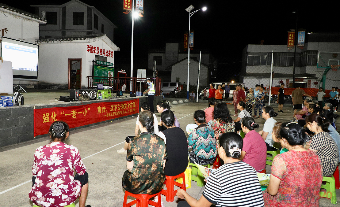 恭城交警强化 “一老一小”宣传， 筑牢交通安全防线7 / 作者:论坛小编01 / 帖子ID:299140