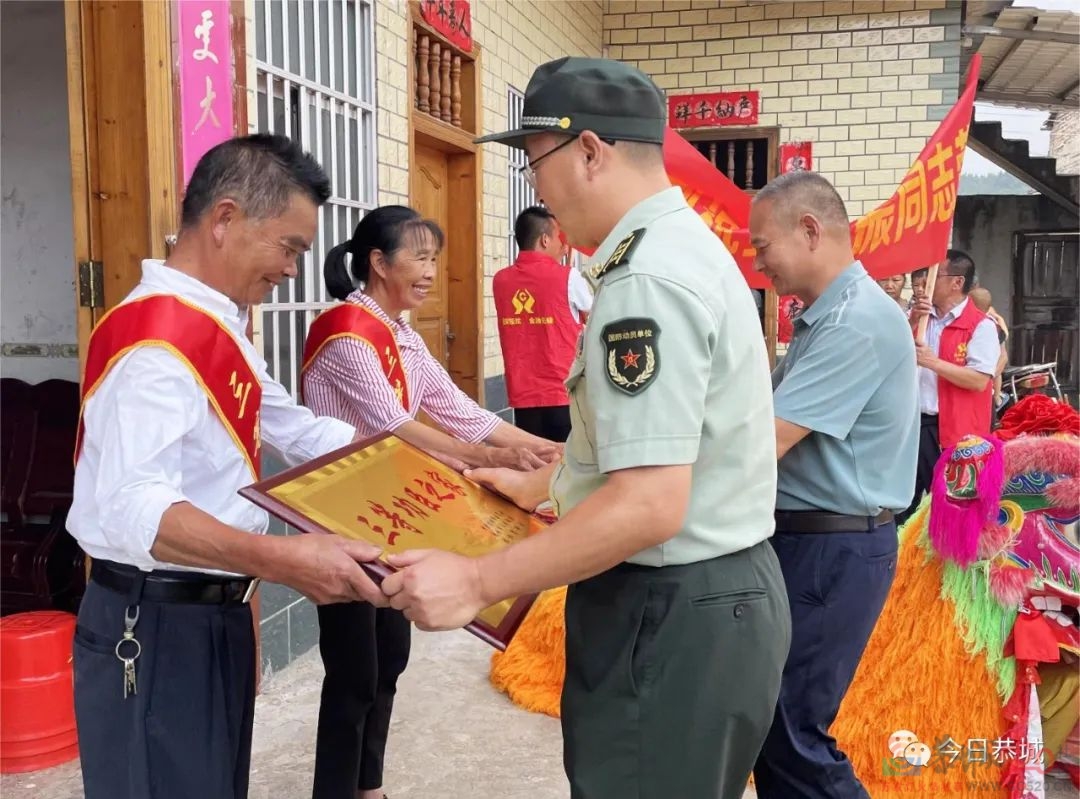 敲锣打鼓送喜报 拥军优属情谊浓454 / 作者:论坛小编01 / 帖子ID:299558