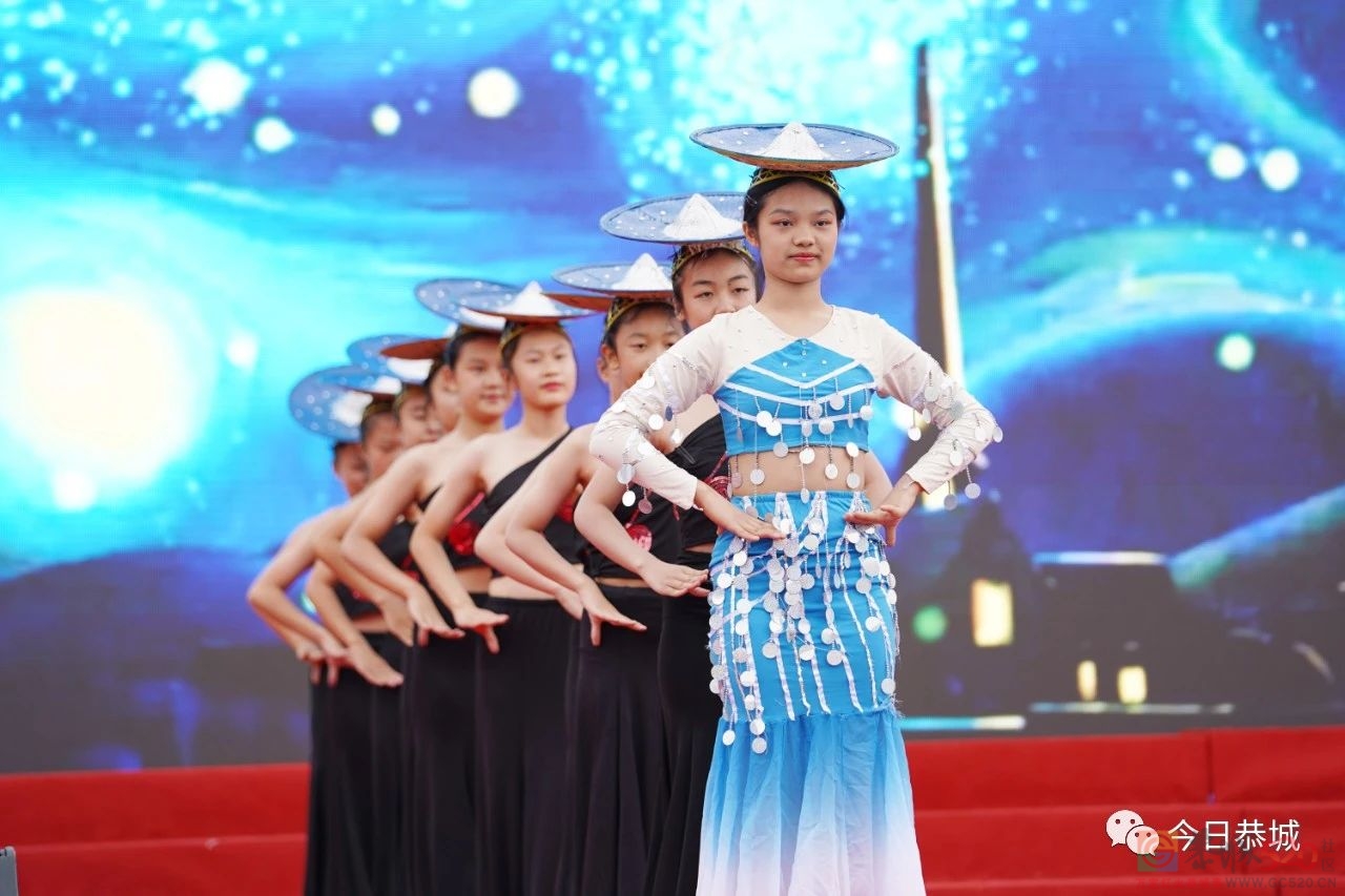 恭城瑶族自治县民族中学举行建校20周年庆祝大会695 / 作者:论坛小编01 / 帖子ID:301679