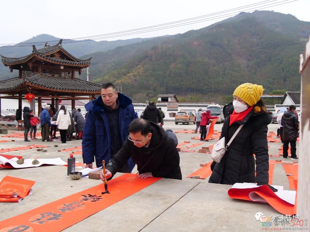 迎新春送春联 浓墨香暖新年 我们的中国梦——文化进万家504 / 作者:论坛小编01 / 帖子ID:303436