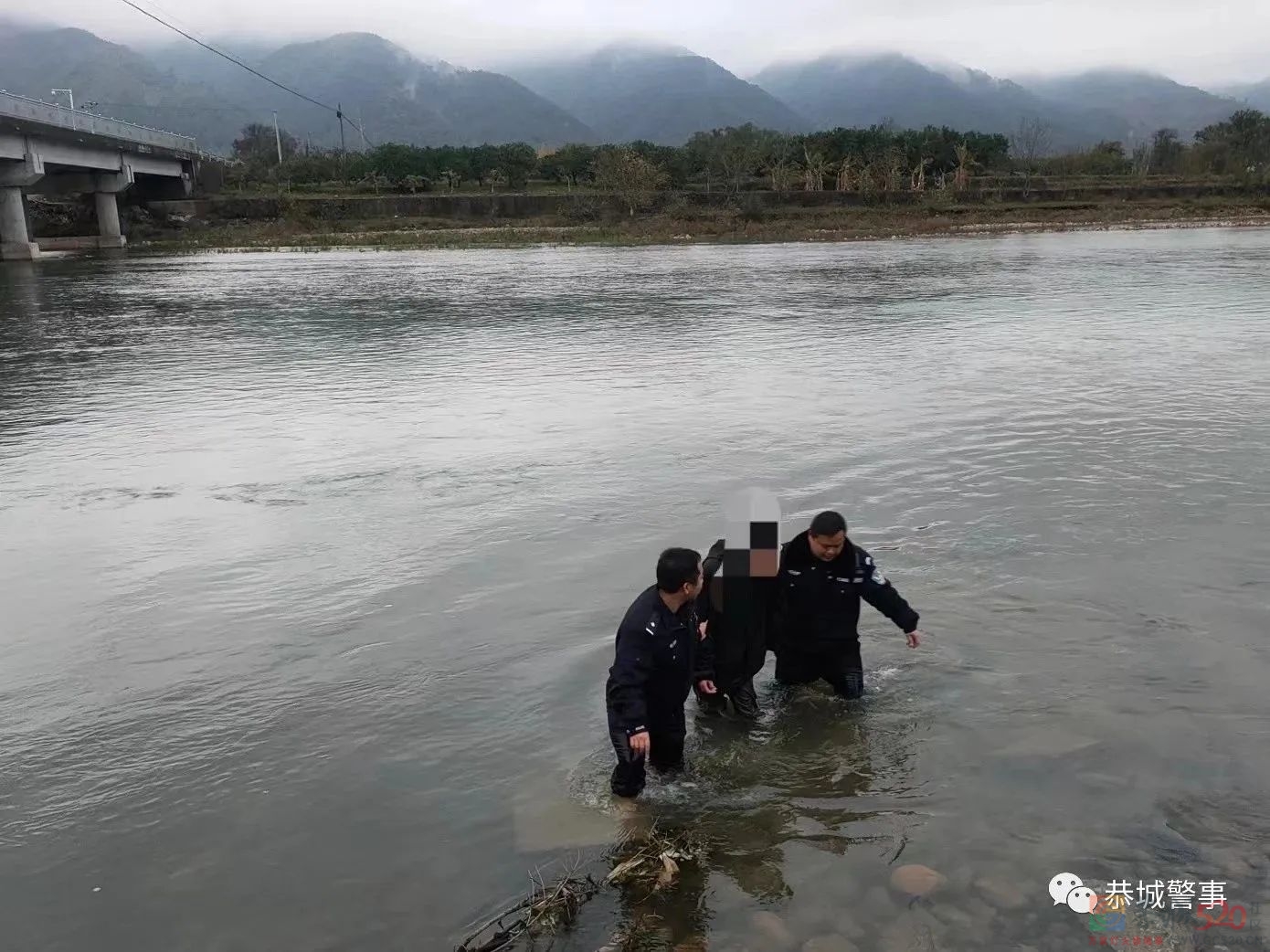 “冻”人更动人！无惧寒冷与危险，他们奋不顾身冲入冰冷刺骨河水...448 / 作者:论坛小编01 / 帖子ID:304215