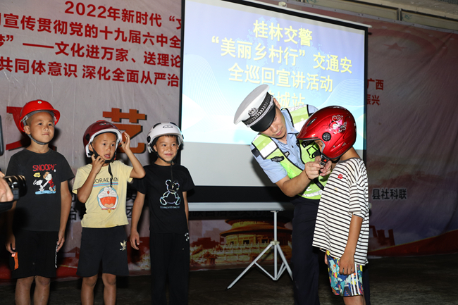 恭城交警守护“一老一小”安全出行868 / 作者:论坛小编01 / 帖子ID:304513