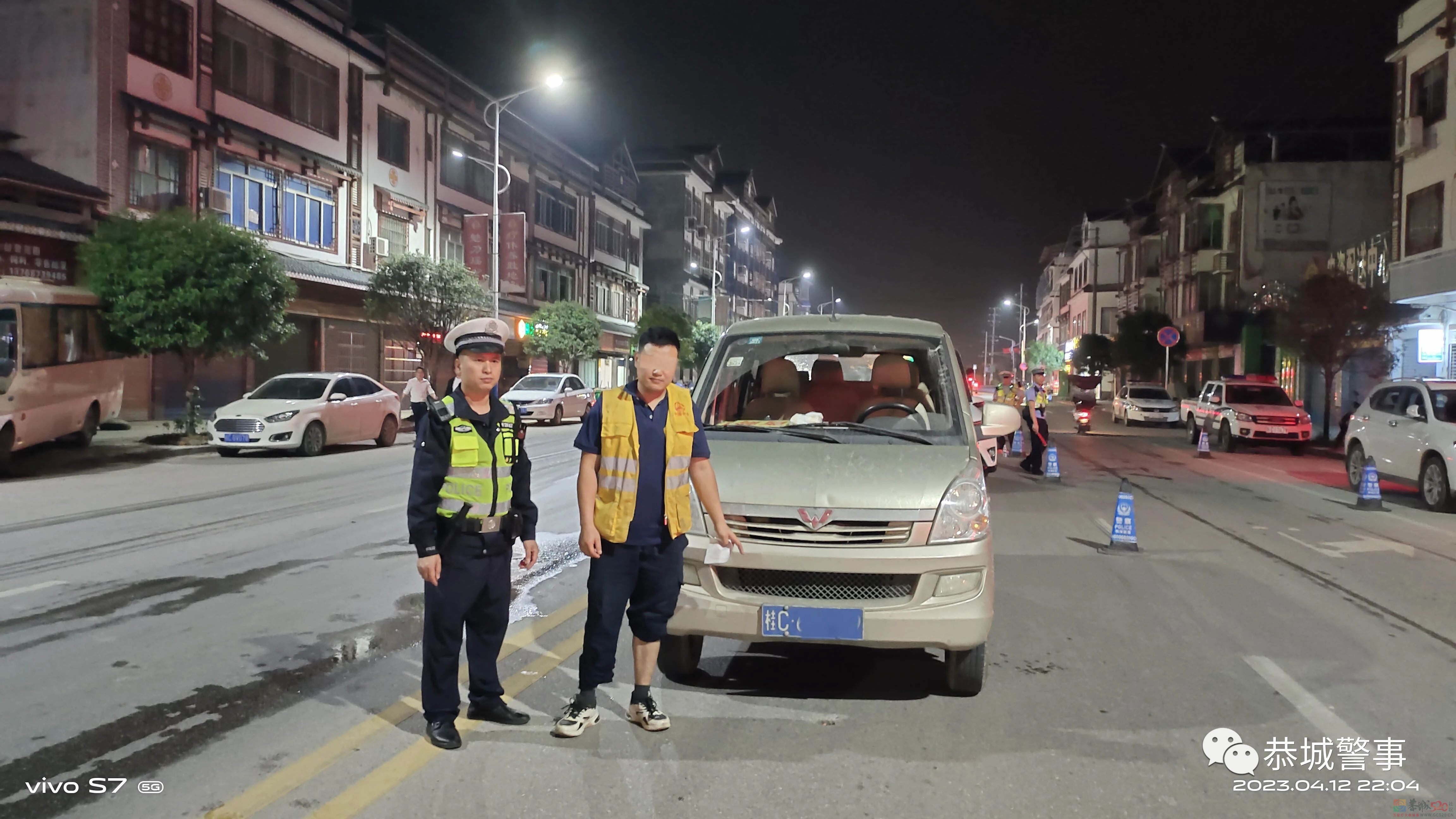 7座“挤”15人，面包车超员上路被交警当场查处！472 / 作者:论坛小编01 / 帖子ID:305942