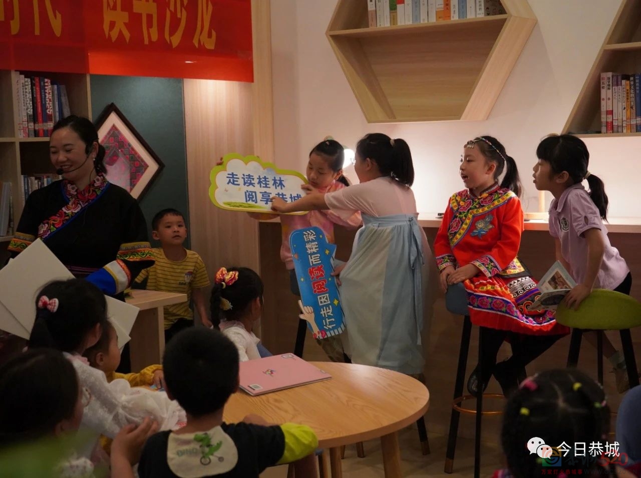 我县举行读书沙龙、铜鼓制作活动320 / 作者:论坛小编01 / 帖子ID:306210