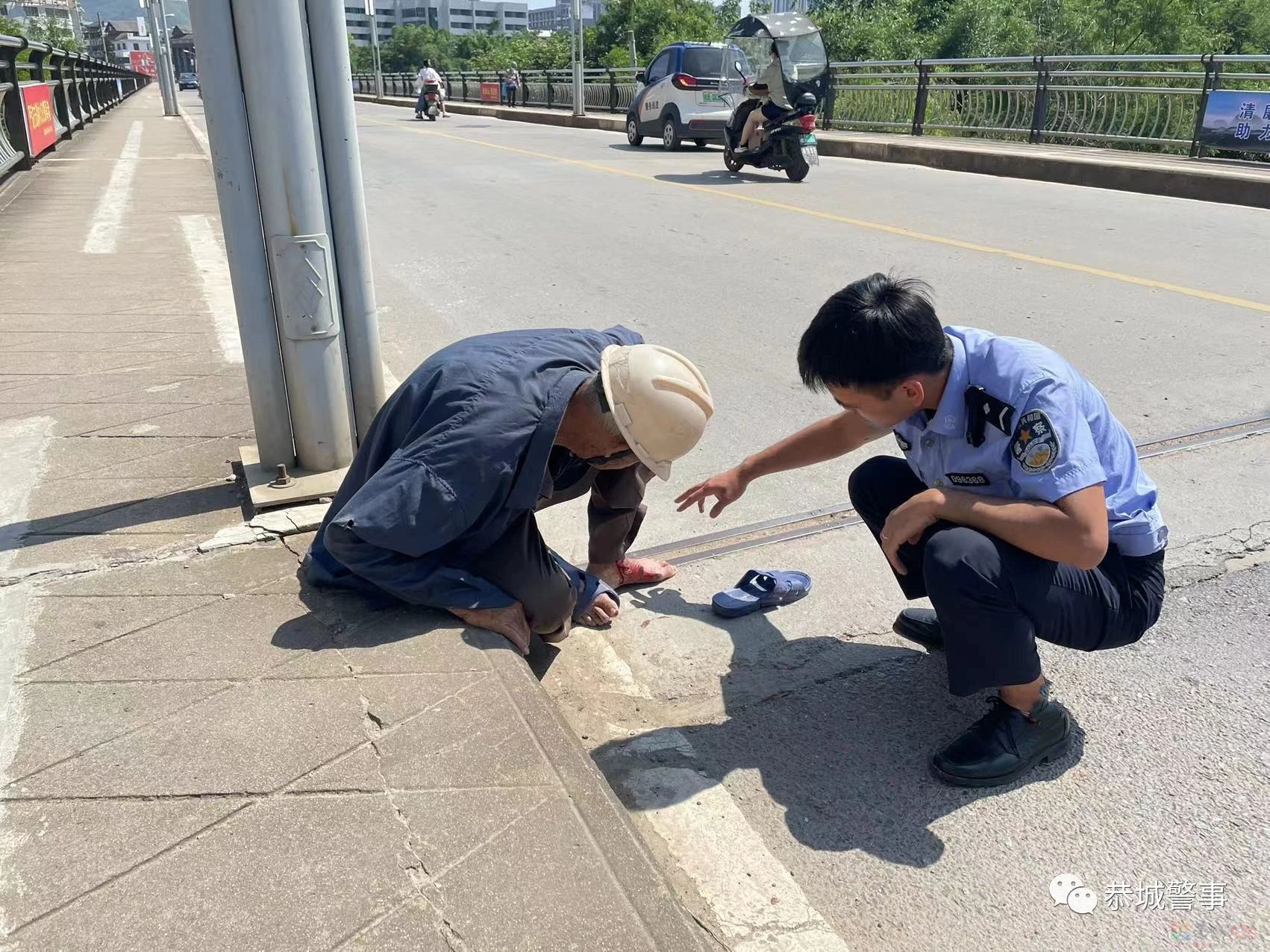老人骑车不慎摔倒 民警这个举动很暖心！849 / 作者:论坛小编01 / 帖子ID:307203