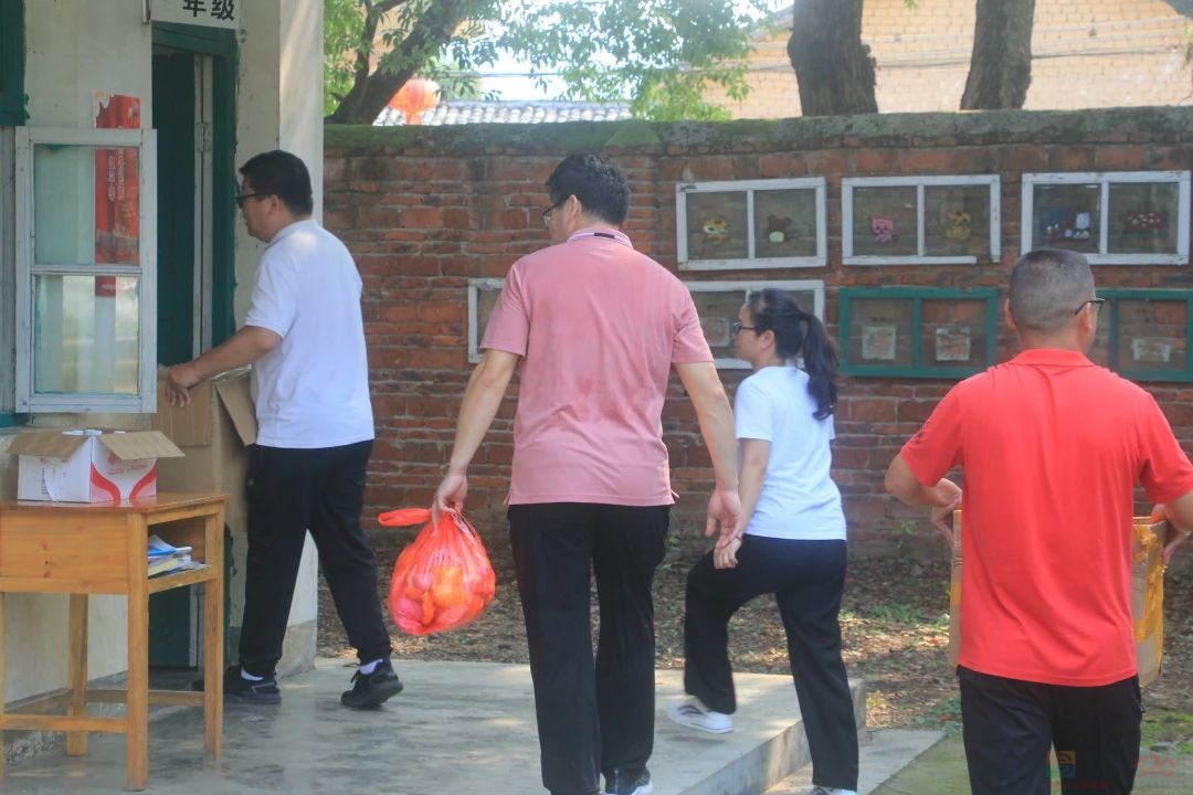 5月31日上午,恭城520社区前往西岭乡的费村小学进行慰问836 / 作者:论坛小编01 / 帖子ID:307314