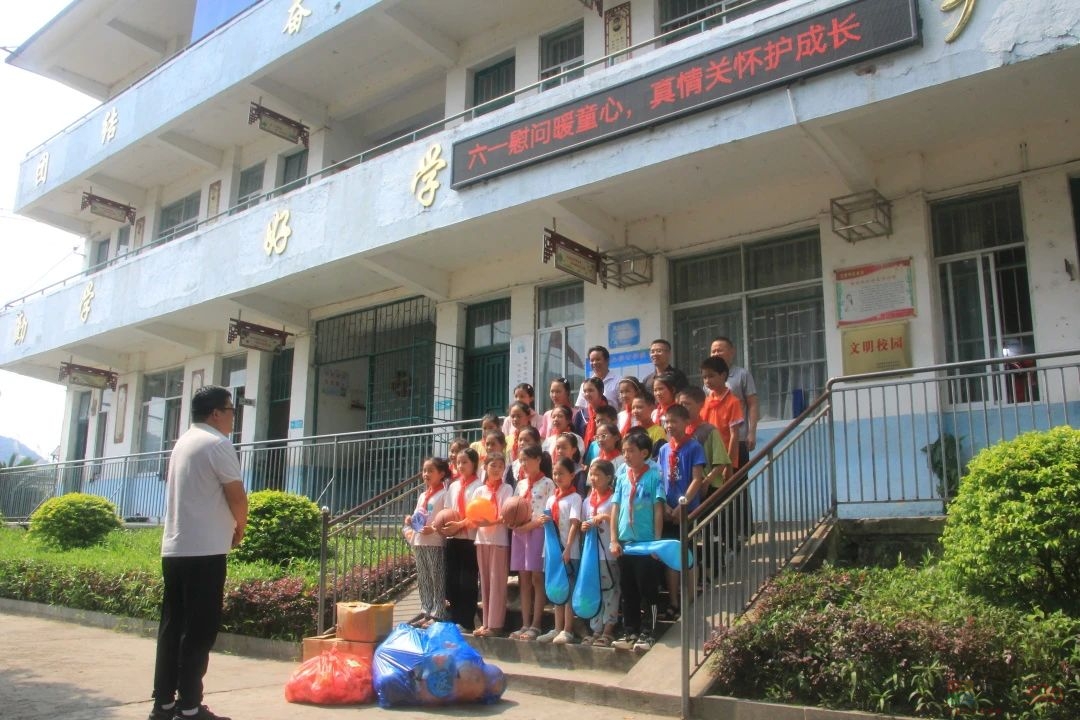 5月31日下午，恭城520社区到北溪小学开展慰问活动804 / 作者:论坛小编01 / 帖子ID:307320
