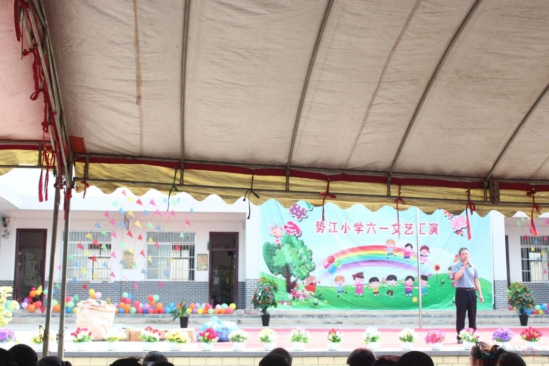 恭城中学广东校友会携手恭城520社区前往势江小学进行慰问983 / 作者:论坛小编01 / 帖子ID:307321