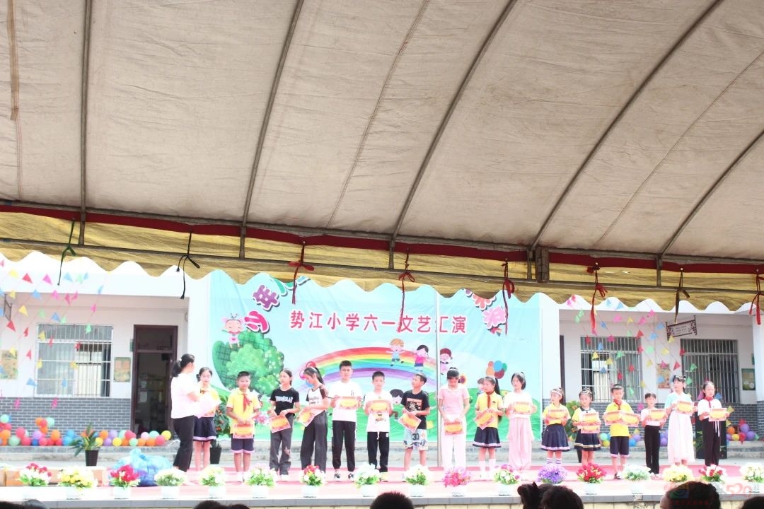 恭城中学广东校友会携手恭城520社区前往势江小学进行慰问963 / 作者:论坛小编01 / 帖子ID:307321