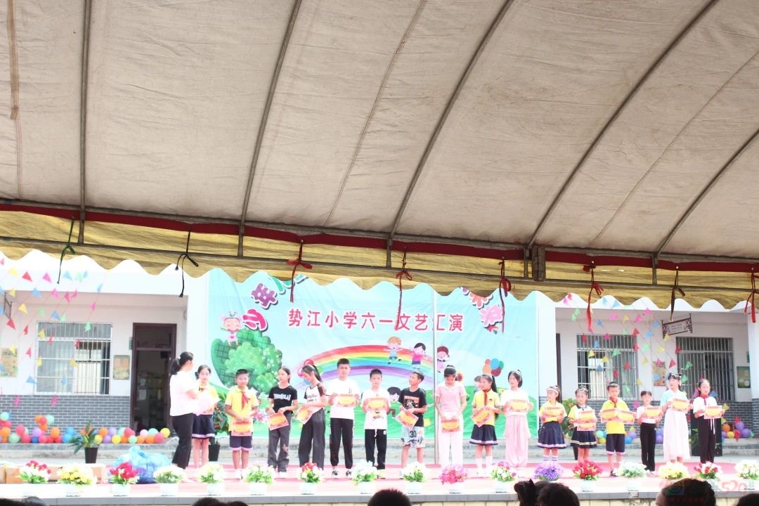 恭城中学广东校友会携手恭城520社区前往势江小学进行慰问106 / 作者:论坛小编01 / 帖子ID:307321