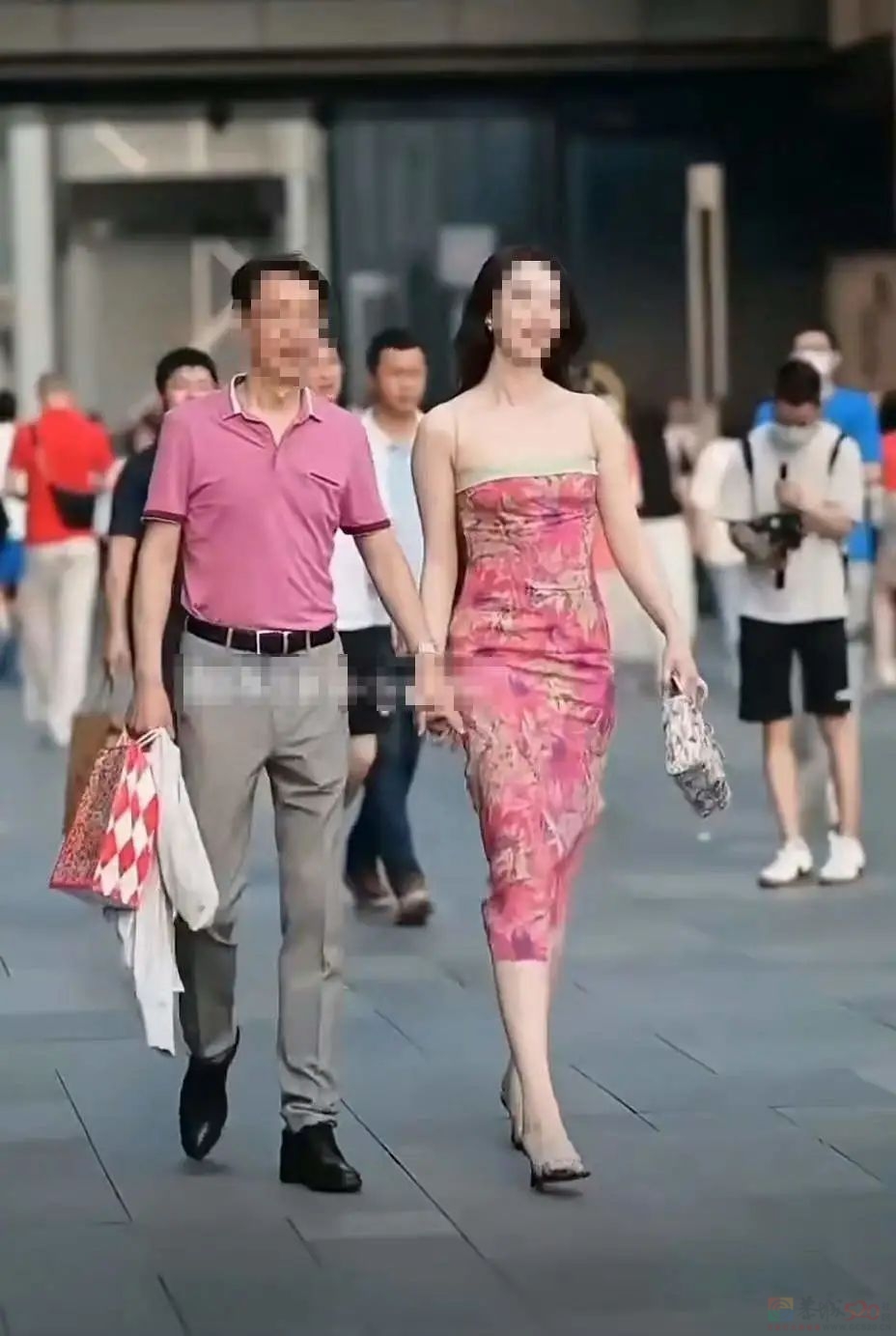 他俩牵手逛街被拍，摄影师是立功还是该担责？16 / 作者:儿时的回忆 / 帖子ID:307502