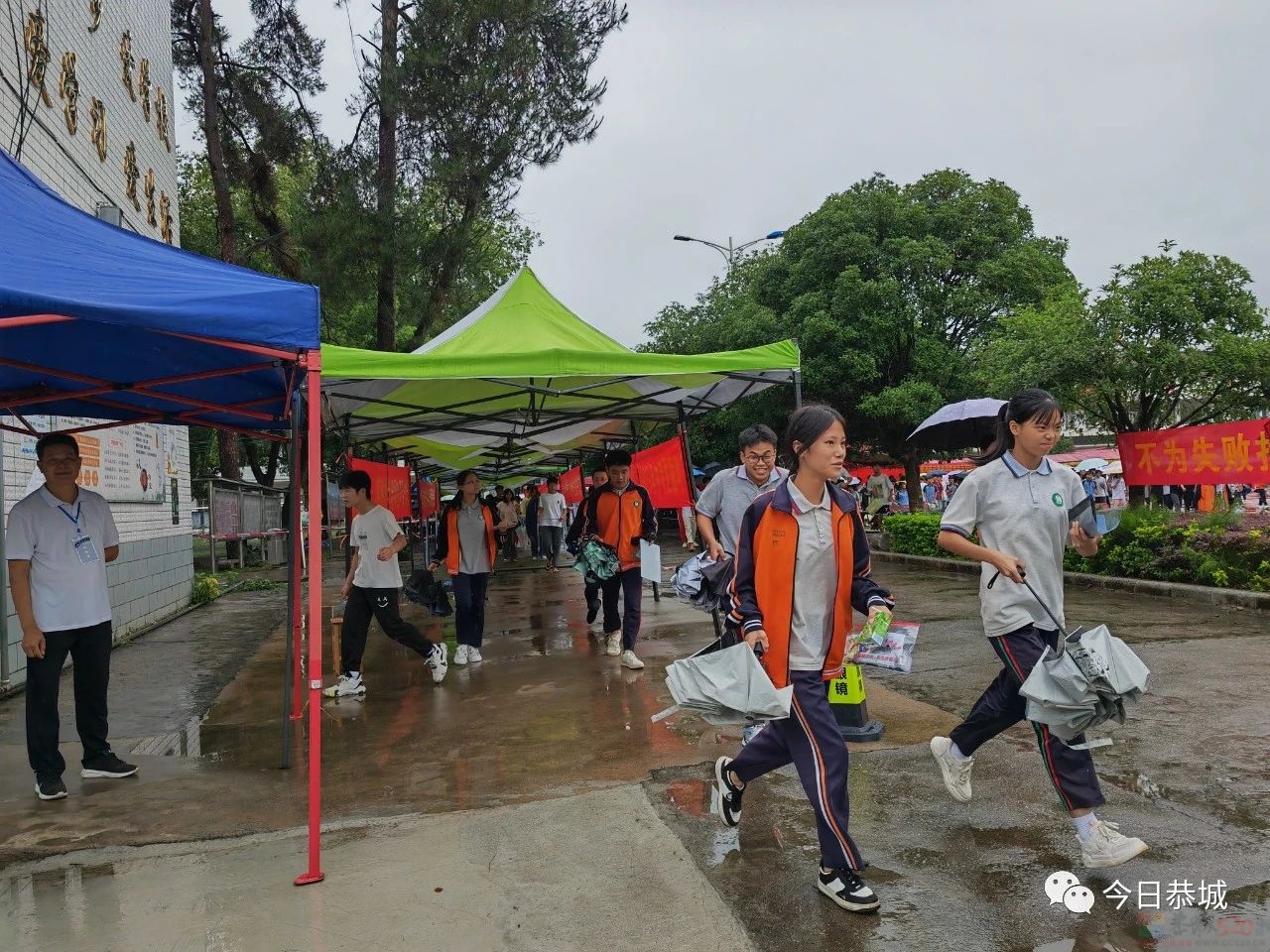 莲花初级中学考点搭建防雨帐篷助力学子圆梦中考564 / 作者:论坛小编01 / 帖子ID:307953