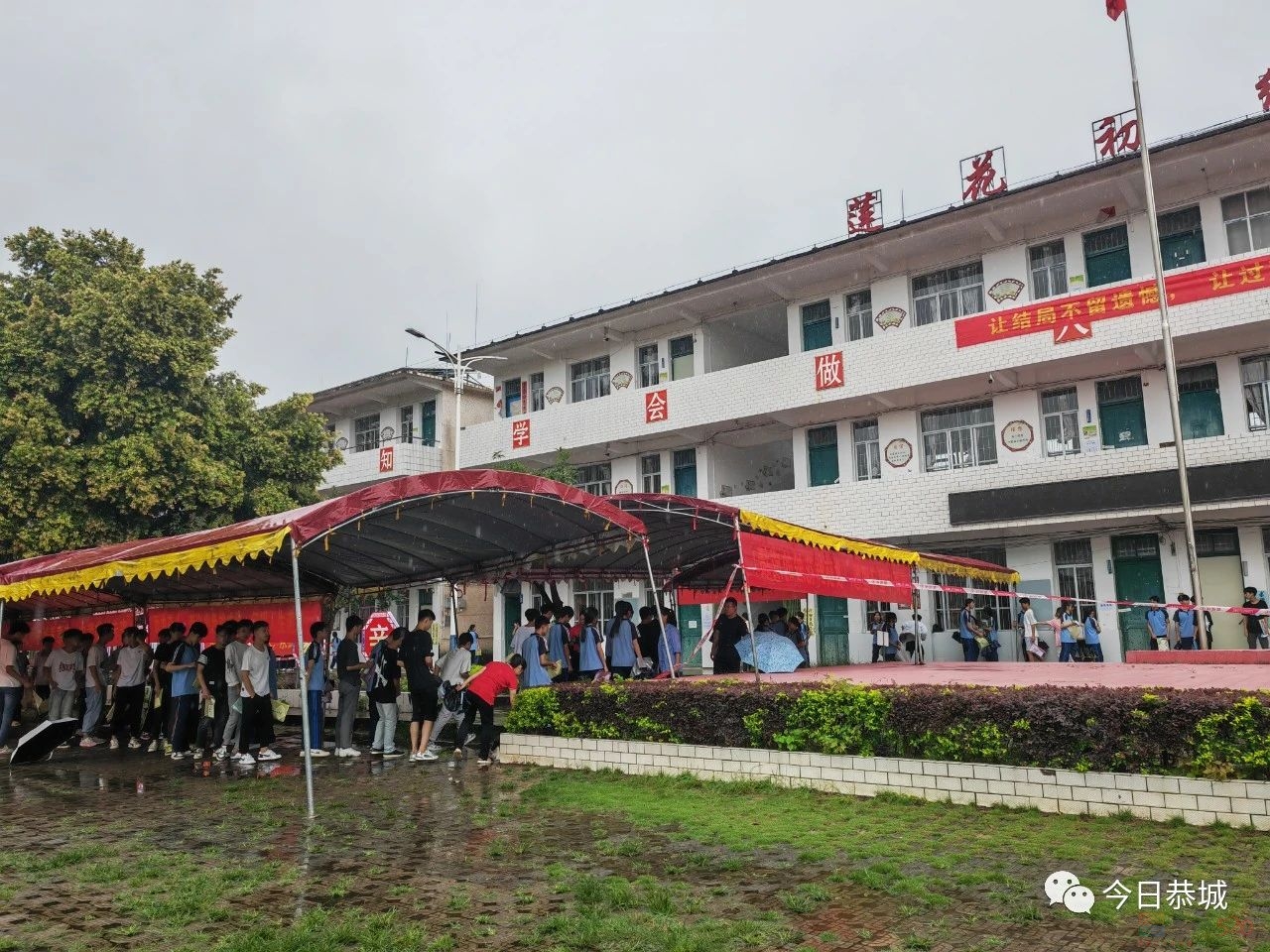 莲花初级中学考点搭建防雨帐篷助力学子圆梦中考8 / 作者:论坛小编01 / 帖子ID:307953