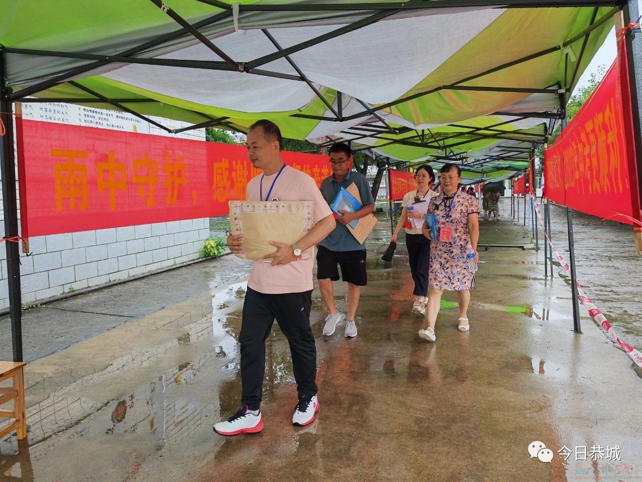 莲花初级中学考点搭建防雨帐篷助力学子圆梦中考852 / 作者:论坛小编01 / 帖子ID:307953