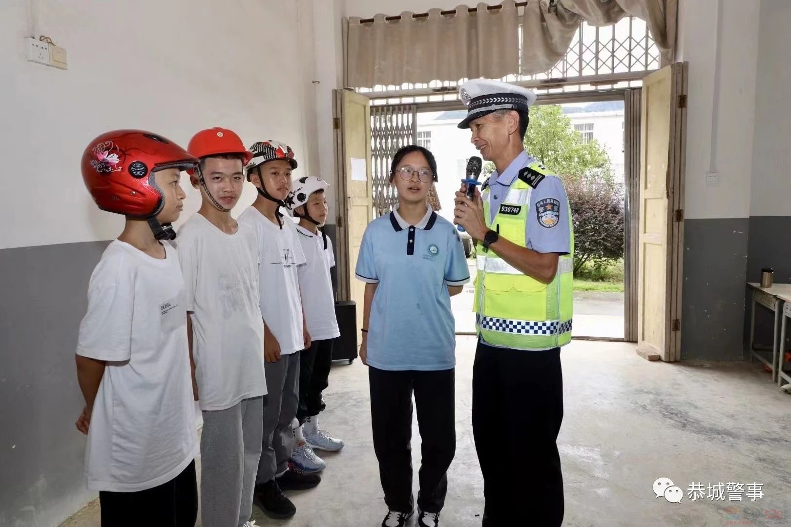 恭城交警：开学第一课 安全为首课！993 / 作者:论坛小编01 / 帖子ID:309821