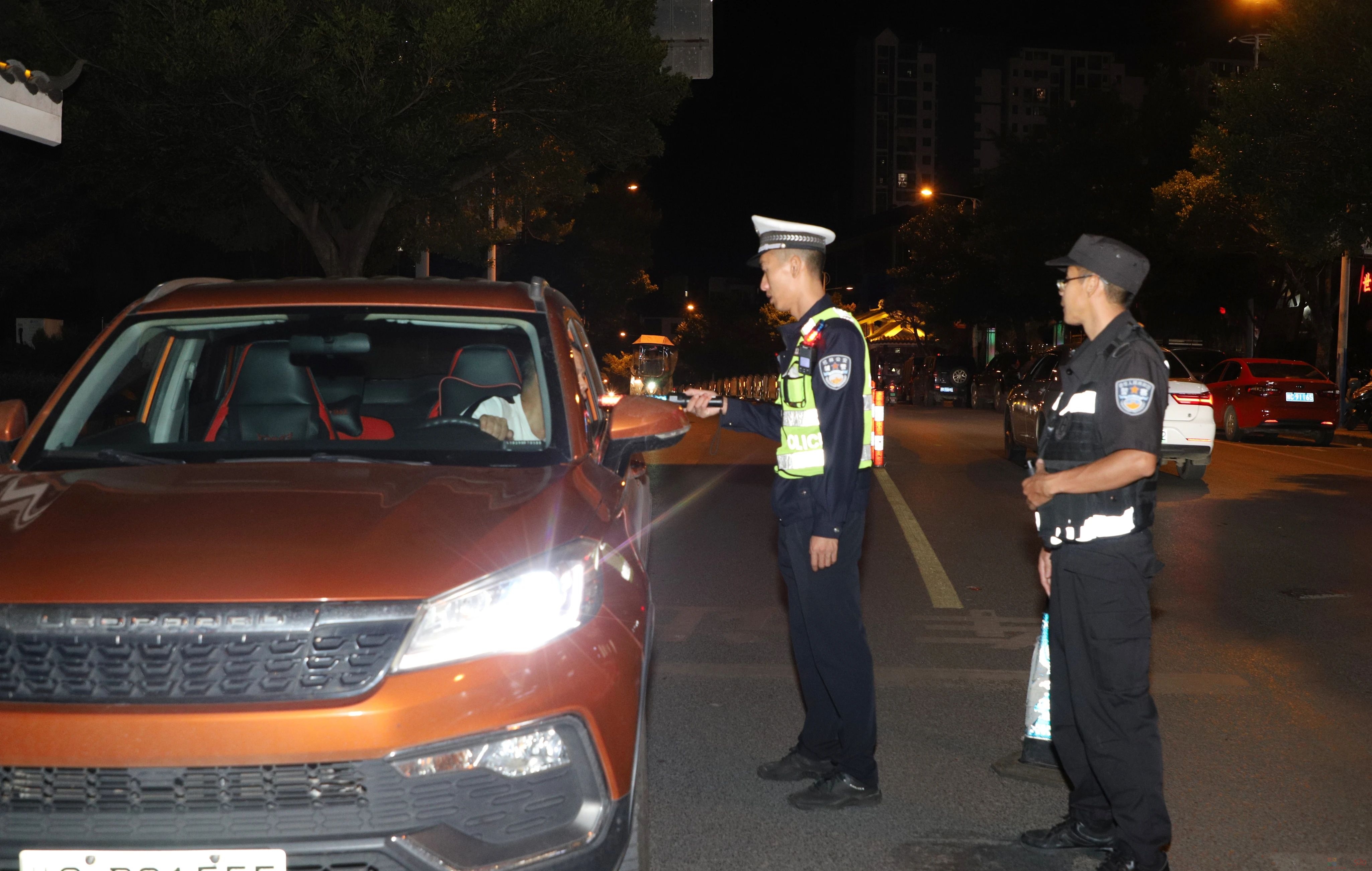 恭城公安加大秋冬季道路交通秩序整治力度723 / 作者:论坛小编01 / 帖子ID:311460