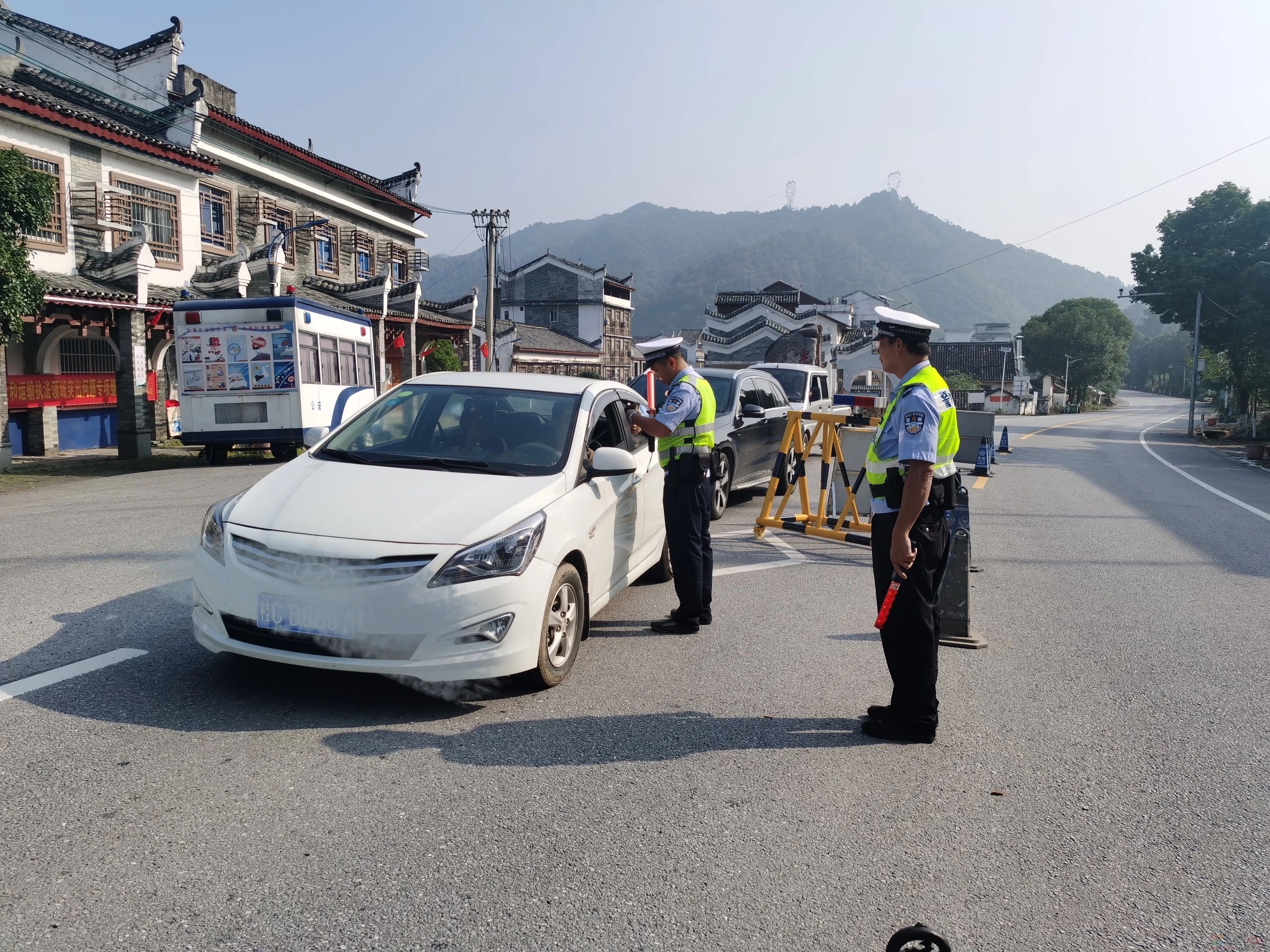 恭城公安加大秋冬季道路交通秩序整治力度813 / 作者:论坛小编01 / 帖子ID:311460