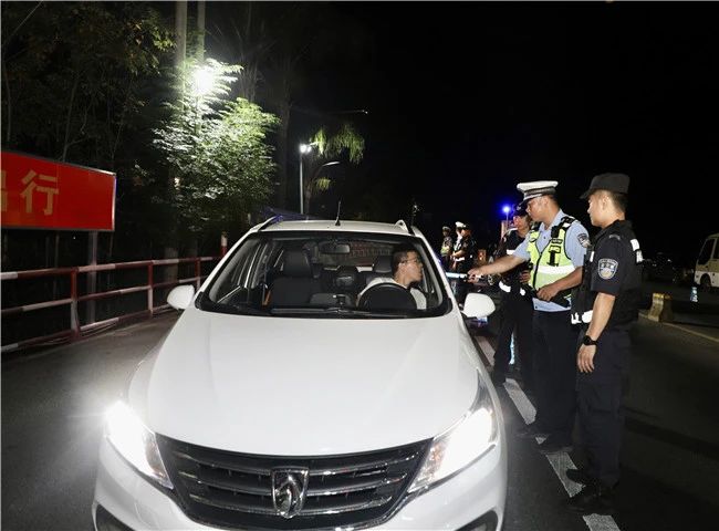 恭城公安加大秋冬季道路交通秩序整治力度820 / 作者:论坛小编01 / 帖子ID:311460