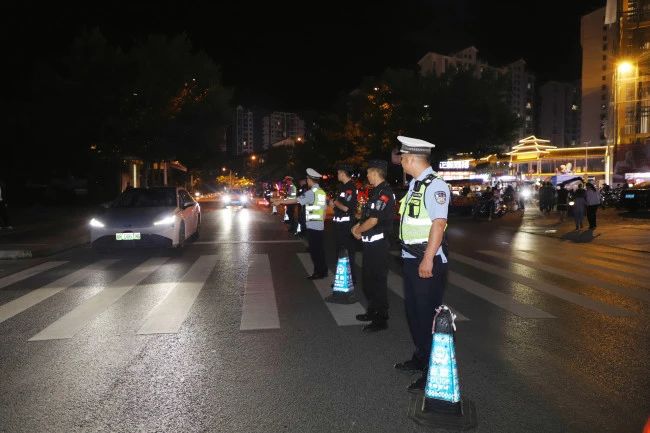 恭城公安加大秋冬季道路交通秩序整治力度798 / 作者:论坛小编01 / 帖子ID:311460