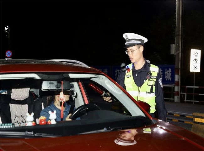 恭城公安加大秋冬季道路交通秩序整治力度889 / 作者:论坛小编01 / 帖子ID:311460