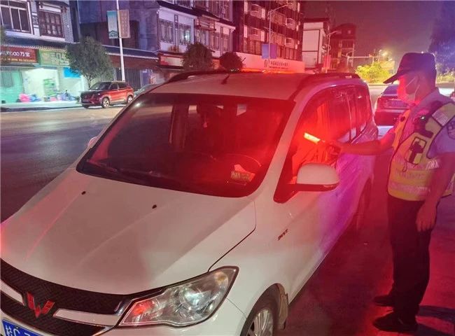 恭城公安加大秋冬季道路交通秩序整治力度659 / 作者:论坛小编01 / 帖子ID:311460