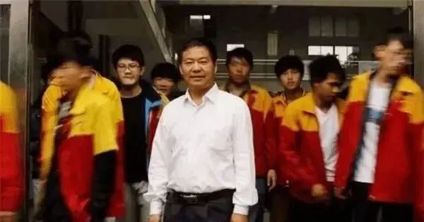 跨省群殴、亲人入狱，曾是“男人天堂”的“蓝翔”注销了724 / 作者:儿时的回忆 / 帖子ID:314324