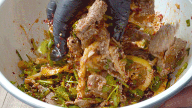 麻烦大家停一下手上的工作来接这一口好吃的。74 / 作者:爱生活爱美食 / 帖子ID:314743