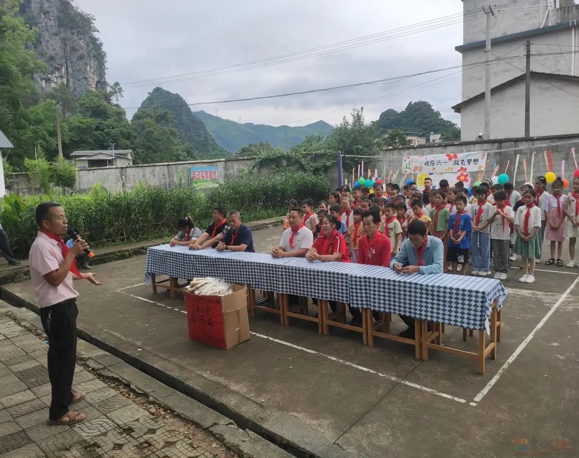 大合村“两委”班子来大合小学慰问学生同庆“六一”儿童节604 / 作者:论坛小编01 / 帖子ID:315463