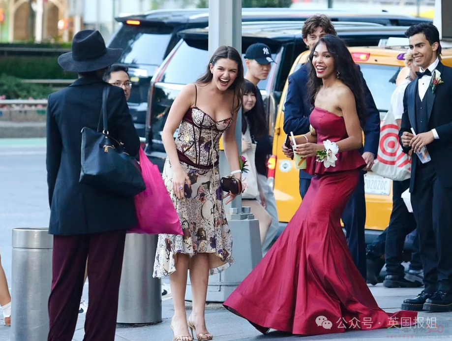 阿汤哥18岁女儿绝美毕业舞会照曝光！挽帅气男伴惊艳出场，已被名校录取前途无量！686 / 作者:放眼看世界 / 帖子ID:315818
