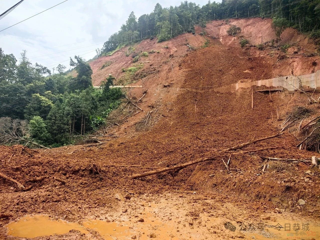 在建省道302线洗脚岭村原塌方处于8月17日16时40许再次发生塌方238 / 作者:论坛小编01 / 帖子ID:316628
