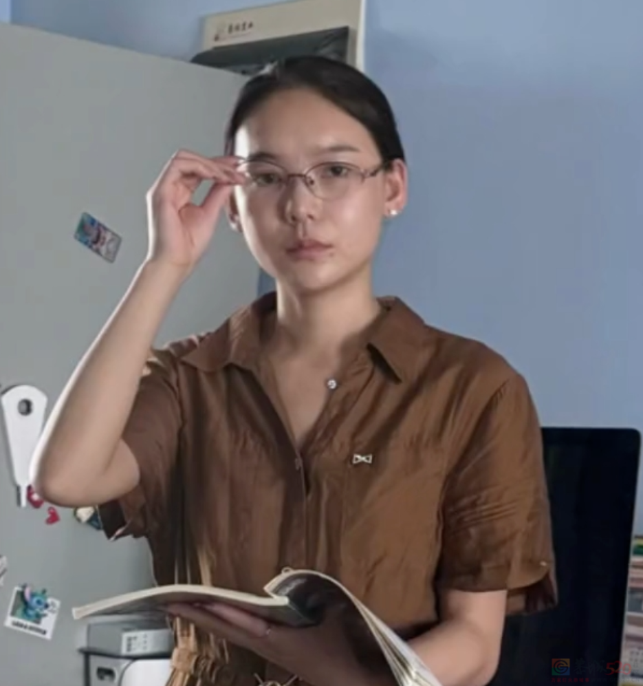 “穿上原地变老30岁”，00后老师全靠这中式校园战袍镇住学生637 / 作者:儿时的回忆 / 帖子ID:316890