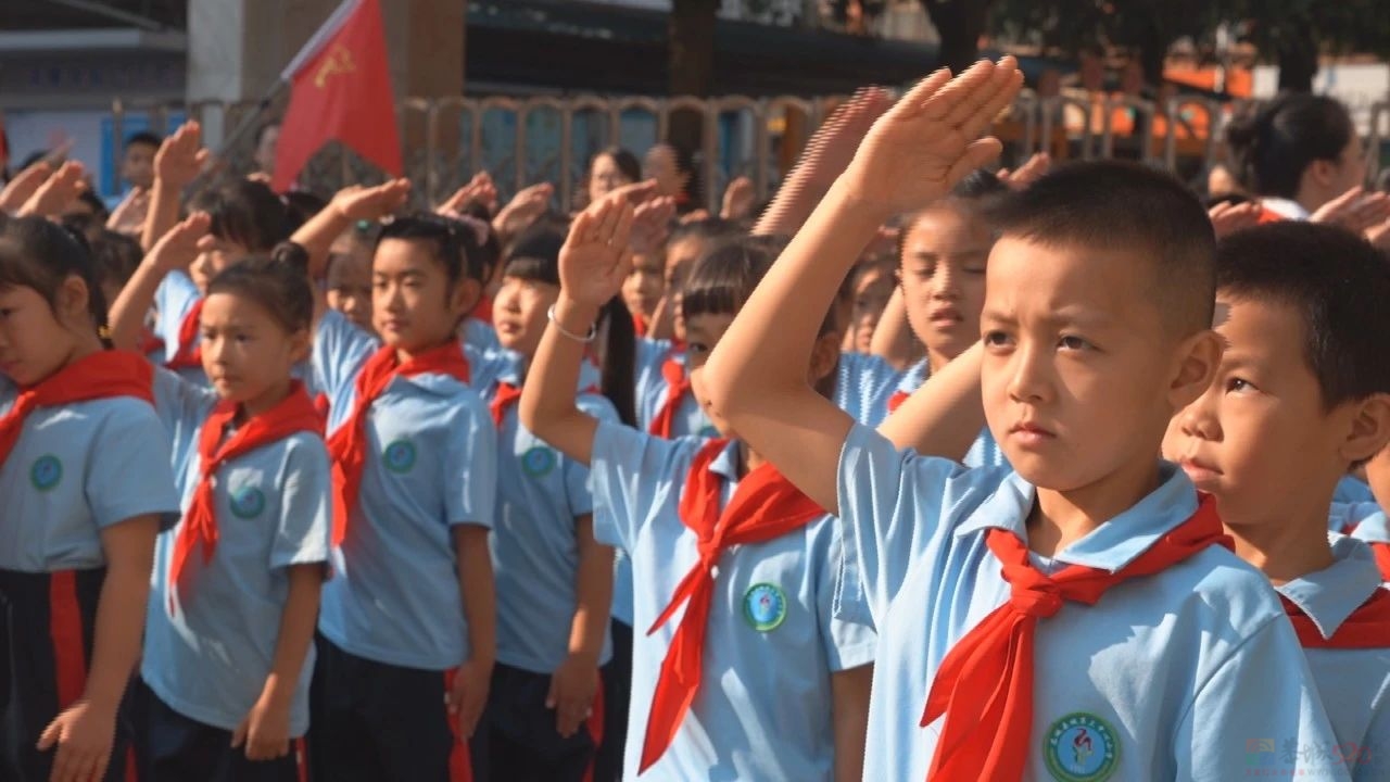 我县三小举行少先队入队仪式885 / 作者:论坛小编01 / 帖子ID:317378
