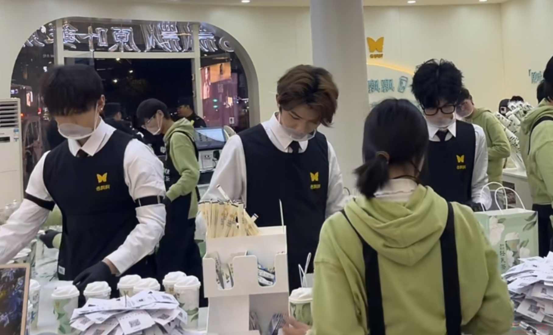 “185帅气男大店员”又被网红店炒成金招牌，吃美貌红利的轮到大学生了377 / 作者:儿时的回忆 / 帖子ID:318374