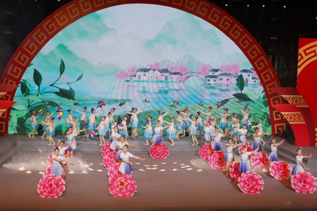 金蛇献瑞 美丽瑶乡 恭城2025年春节联欢晚会精彩上演76 / 作者:论坛小编01 / 帖子ID:318672