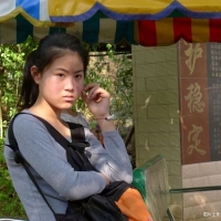 妹子……你被偷拍了