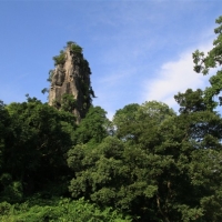 一峰独出势冲天