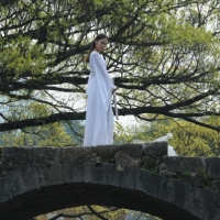 美女驻足黄姚古镇 彰显古镇唯美风情